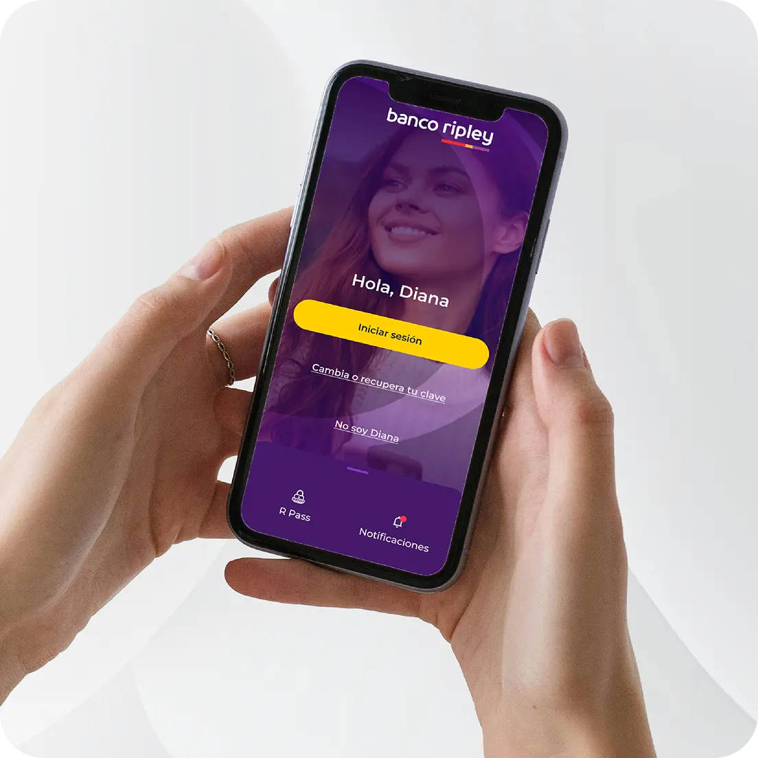 Persona con móbile en sus manos y App Banco Ripley abierta